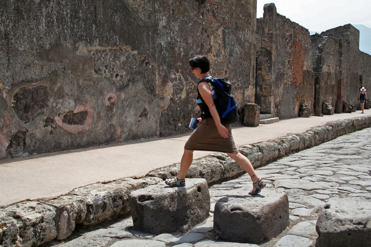 Alex sur un passage piéton romain. Photo © André M. Winter