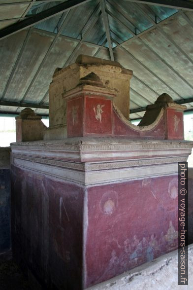 Tombe de C. Vestorius Priscus dans la nécropole de la Porta Vesuvio. Photo © André M. Winter