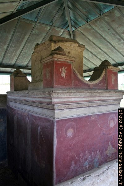 Tombe de C. Vestorius Priscus dans la nécropole de la Porta Vesuvio. Photo © André M. Winter