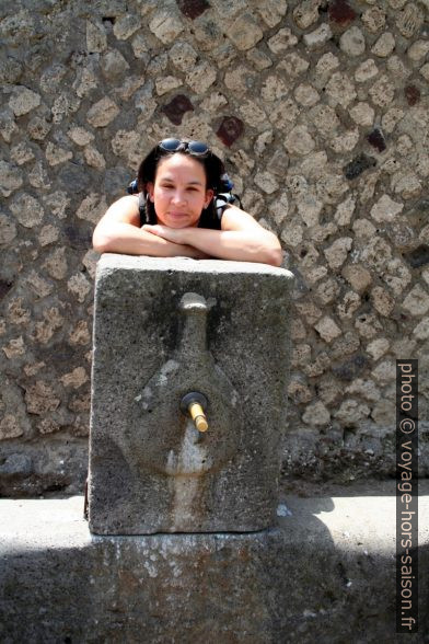 Alex et une fontaine publique. Photo © André M. Winter