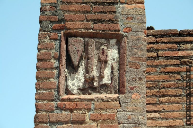 Symboles d'un artisan à Pompéi. Photo © André M. Winter