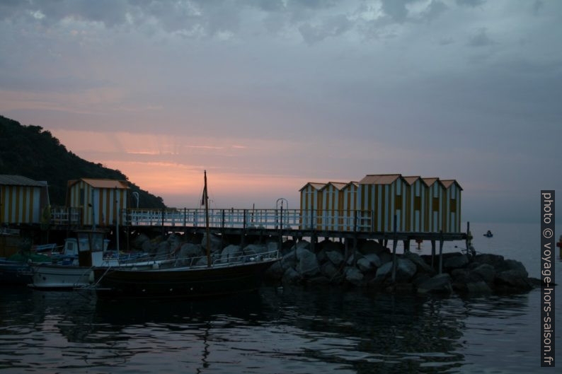 Cabines de bain dans la Marina Grande de Sorrento. Photo © André M. Winter