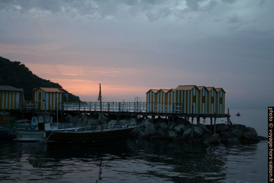 Cabines de bain dans la Marina Grande de Sorrento. Photo © André M. Winter