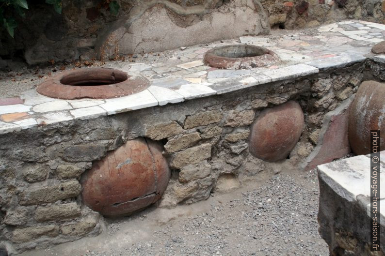 Jarres d'un thermopolium. Photo © André M. Winter