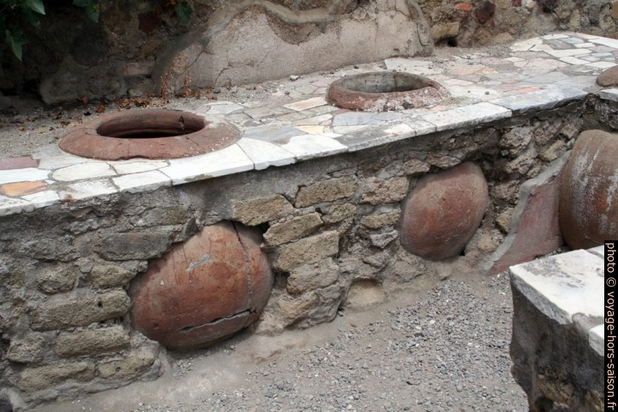 Jarres d'un thermopolium. Photo © André M. Winter