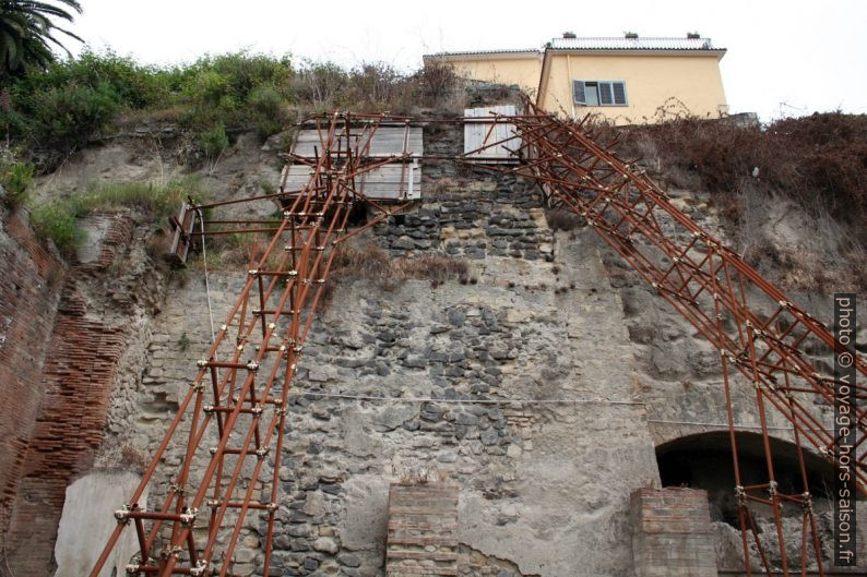 Échafaudages temporaires soutenant les murs autour d'Herculaneum. Photo © André M. Winter