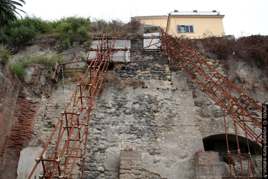 Échafaudages temporaires soutenant les murs autour d'Herculaneum. Photo © André M. Winter