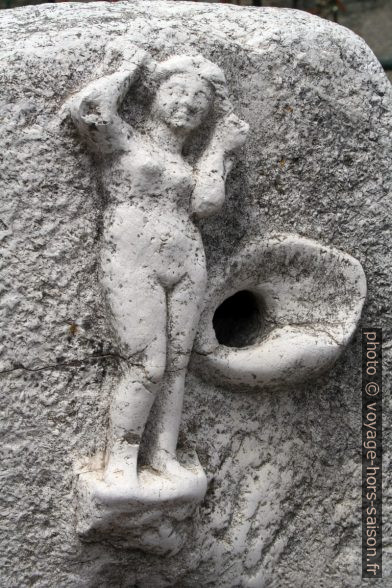 Figure féminine d'une fontaine. Photo © André M. Winter