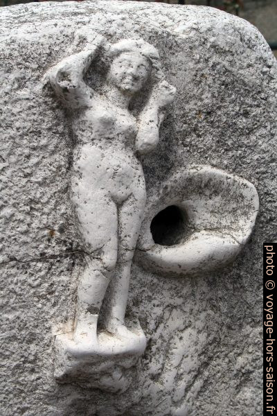 Figure féminine d'une fontaine. Photo © André M. Winter