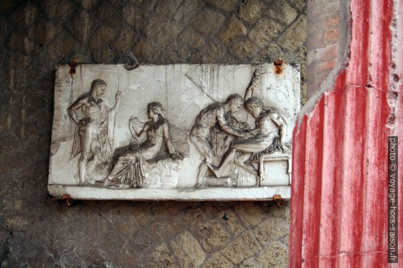 Bas-relief de Télèphe à Herculanum. Photo © André M. Winter