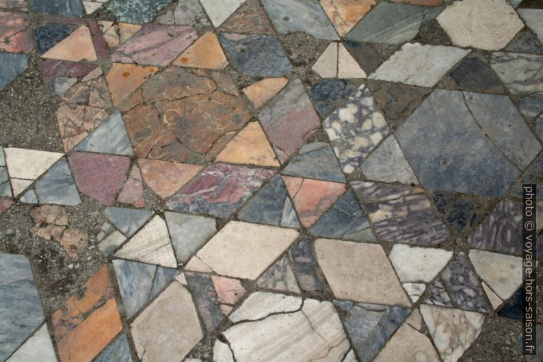 Sol dallé de de marbres de différente couleur à Herculaneum. Photo © André M. Winter