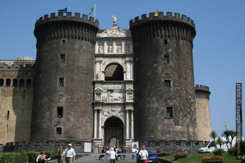 Portail du Castel Nuovo de Naples. Photo © André M. Winter