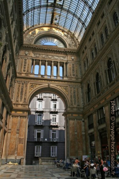 Aile est de la Galleria Umberto I. Photo © André M. Winter