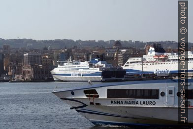 Ferrys dans le port de Naples. Photo © André M. Winter