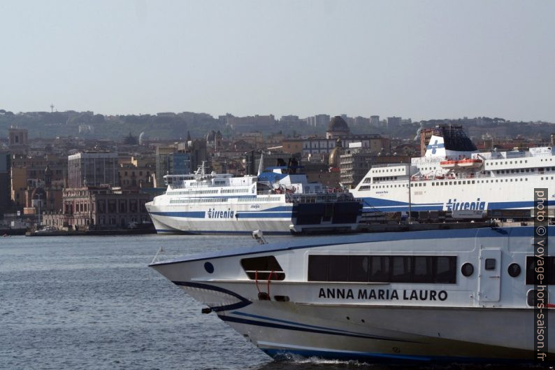 Ferrys dans le port de Naples. Photo © André M. Winter