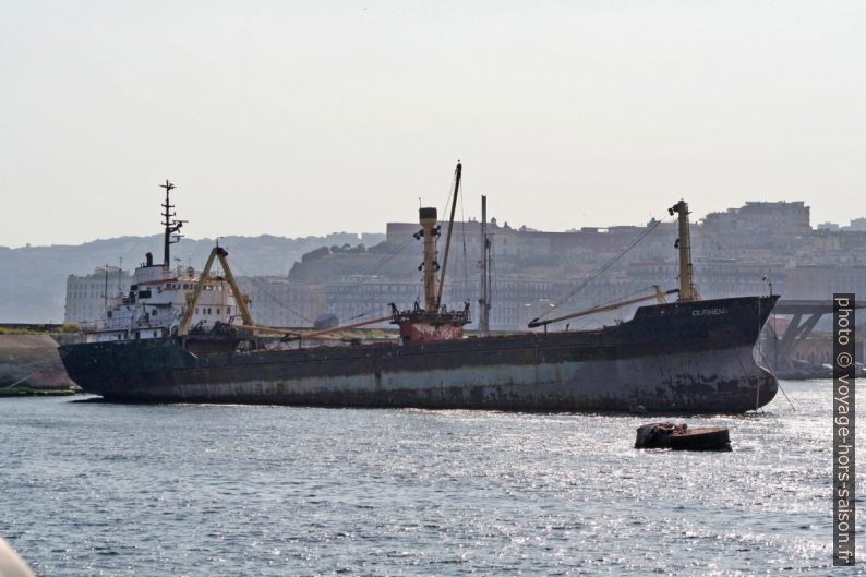 Une épave dans le port de Naples. Photo © André M. Winter