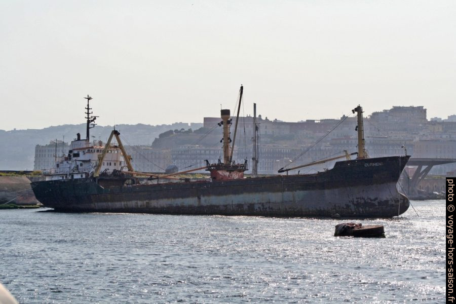 Une épave dans le port de Naples. Photo © André M. Winter