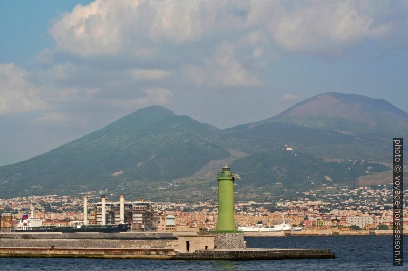 Un feu du port de Naples, Monte Somma et Vesuvio. Photo © André M. Winter