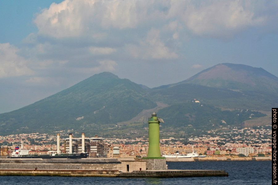 Un feu du port de Naples, Monte Somma et Vesuvio. Photo © André M. Winter