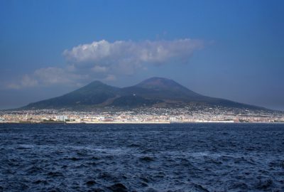 Le Vésuve vu de Naples. Photo © André M. Winter