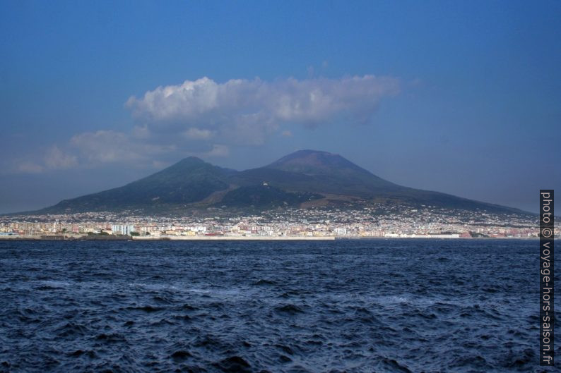 Le Vésuve vu de Naples. Photo © André M. Winter