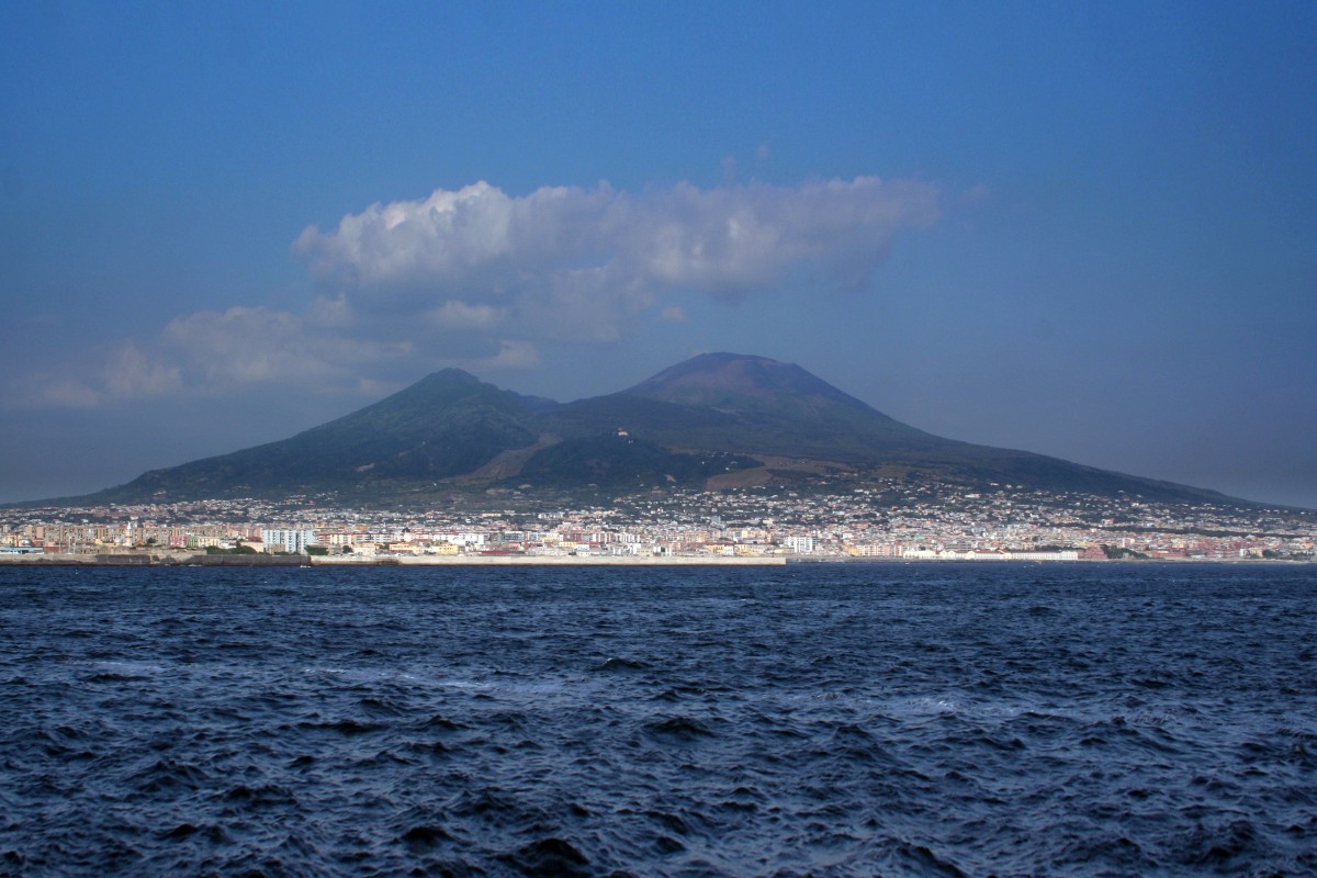 Le Vésuve vu de Naples. Photo © André M. Winter