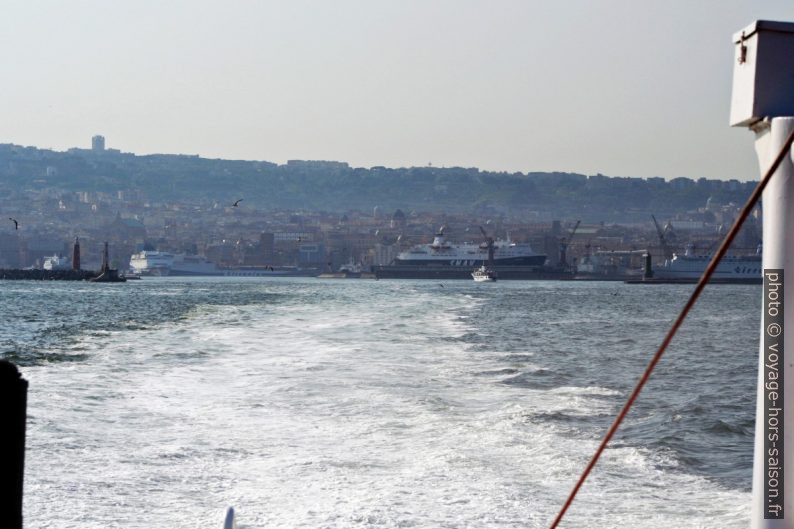 Vue retour vers le port de Naples. Photo © André M. Winter