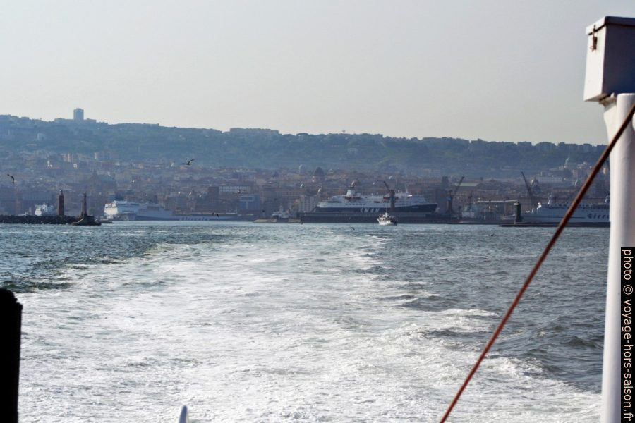 Vue retour vers le port de Naples. Photo © André M. Winter
