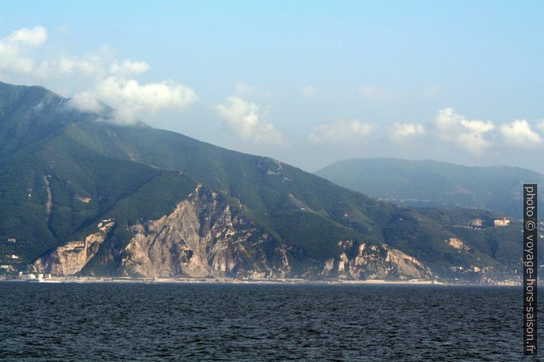 La côte à l'ouest de Castellammare. Photo © André M. Winter