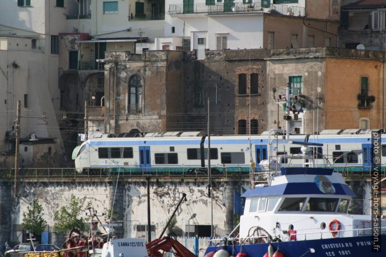 Train régional au port de Pompéi. Photo © André M. Winter