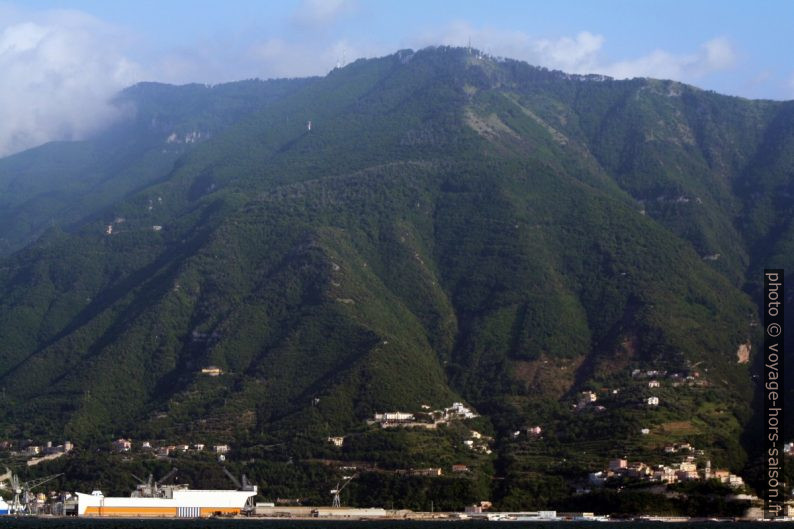 Le Monte Faito vu de la mer. Photo © André M. Winter