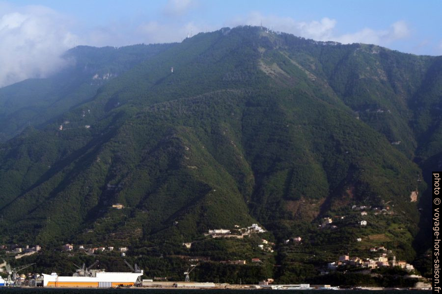 Le Monte Faito vu de la mer. Photo © André M. Winter