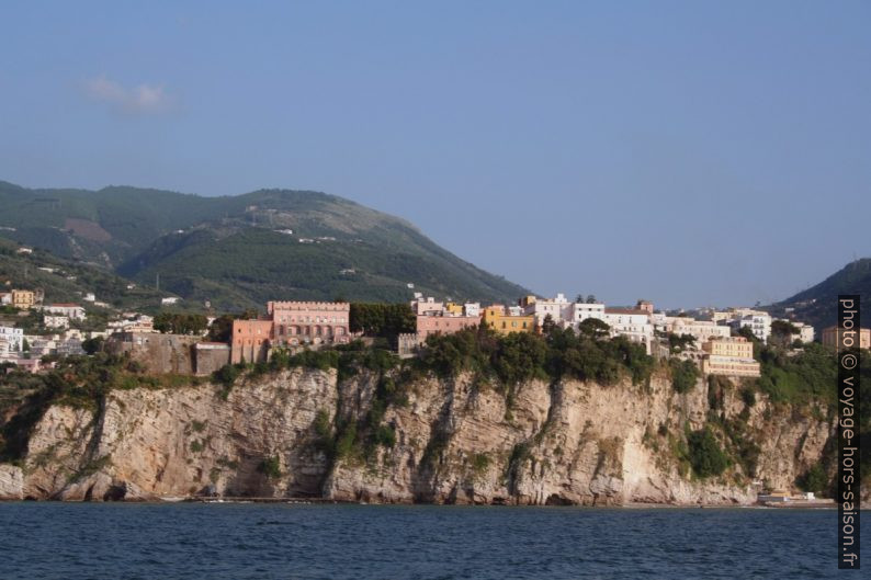 Vico Equense et sa côte verticale. Photo © André M. Winter