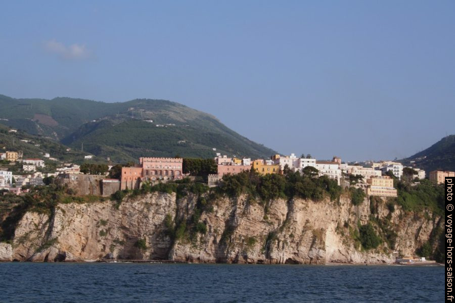 Vico Equense et sa côte verticale. Photo © André M. Winter
