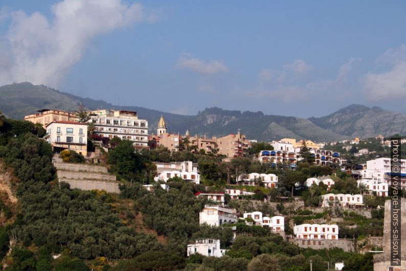 Vico Equense devant le Monte Faito et le Monte Cerasuolo. Photo © André M. Winter