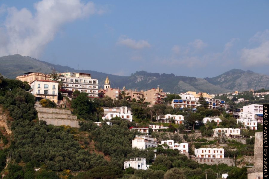 Vico Equense devant le Monte Faito et le Monte Cerasuolo. Photo © André M. Winter