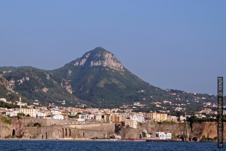 Vico Equense et le Monte Vico Alvano. Photo © André M. Winter