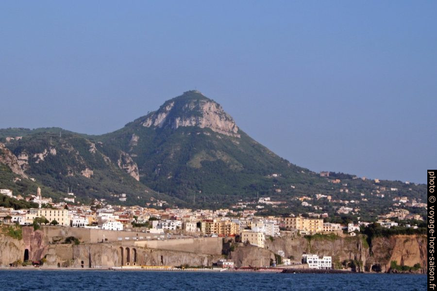 Vico Equense et le Monte Vico Alvano. Photo © André M. Winter