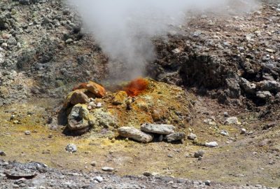 Trou crachant de la vapeur dans le cratère de la Solfatare. Photo © André M. Winter