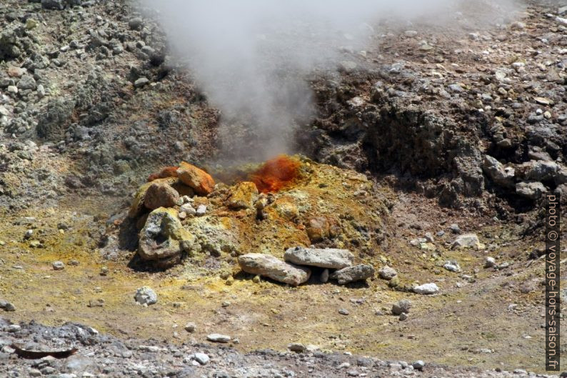 Trou crachant de la vapeur dans le cratère de la Solfatare. Photo © André M. Winter