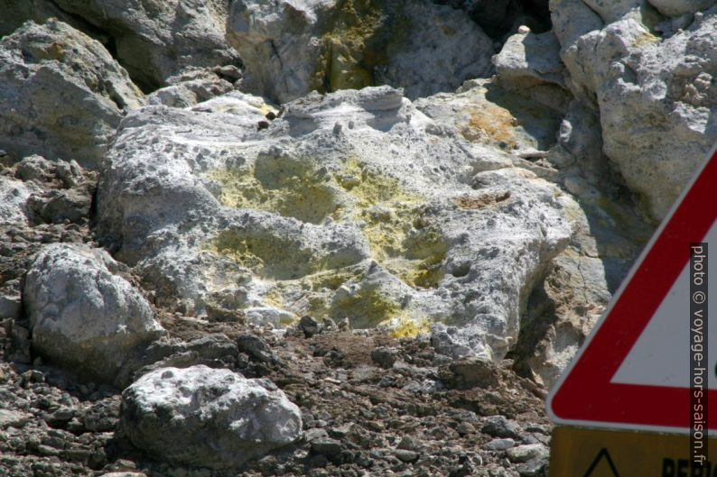 Rochers érodés par les vapeurs de soufre. Photo © André M. Winter