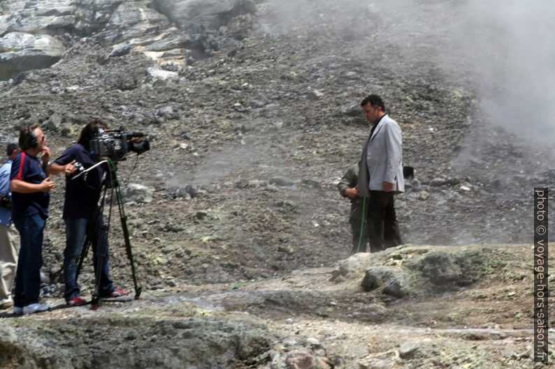 Tournage d'un film dans les vapeurs soufreuses des Champs Phlégréens. Photo © André M. Winter