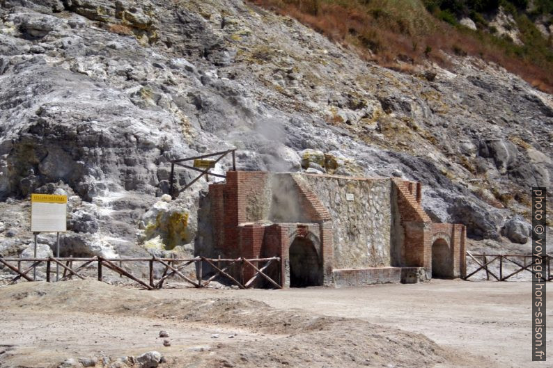 Sudatorium du 19e siècle dans le Solfatare des Champs Phlégréens. Photo © André M. Winter