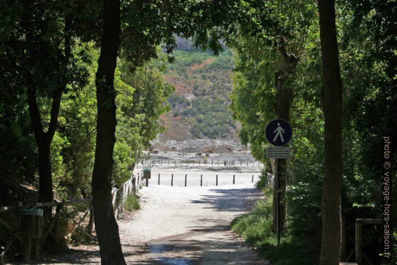 Accès à la Solfatare des Champs Phlégréens de Pouzzoles. Photo © André M. Winter