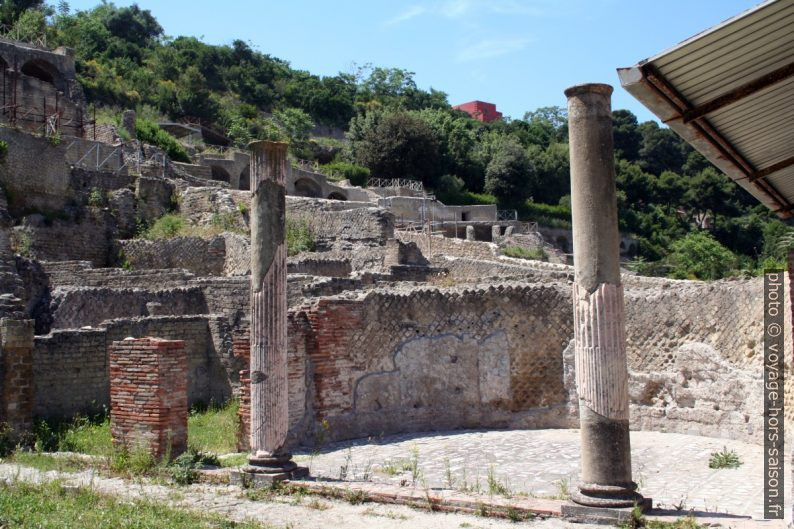 Colonnes dans les thermes de Baiae. Photo © André M. Winter