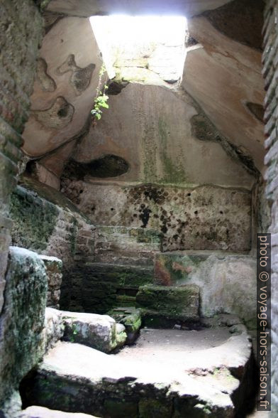 Caldarium dans la partie supérieure des thermes romaines de Baïes. Photo © André M. Winter