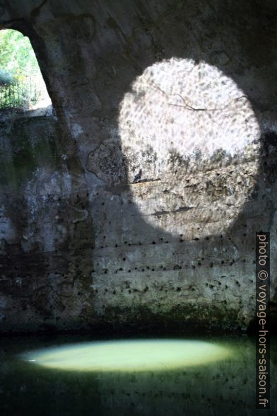 Reflets sur l'eau dans le temple de Mercure de Baïes. Photo © André M. Winter