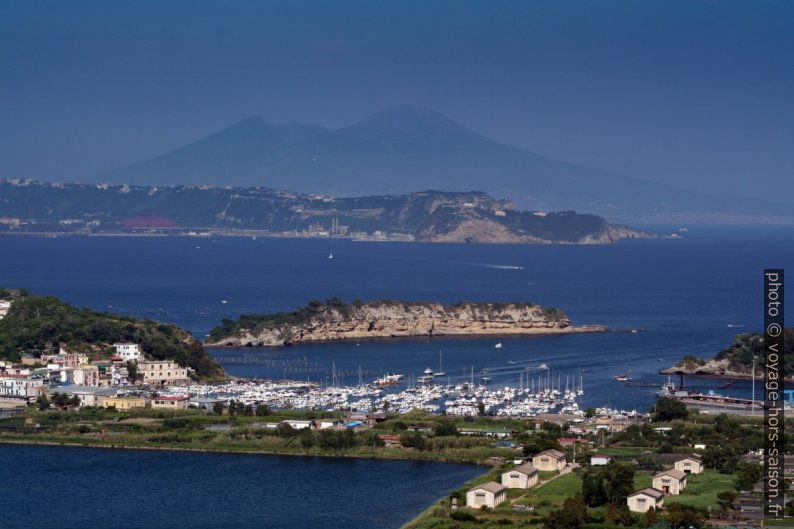 Isola Pennata, Baia di Pozzuoli et le Vésuve. Photo © André M. Winter