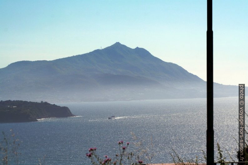 Le Monte Epomeo sur Ischia. Photo © André M. Winter