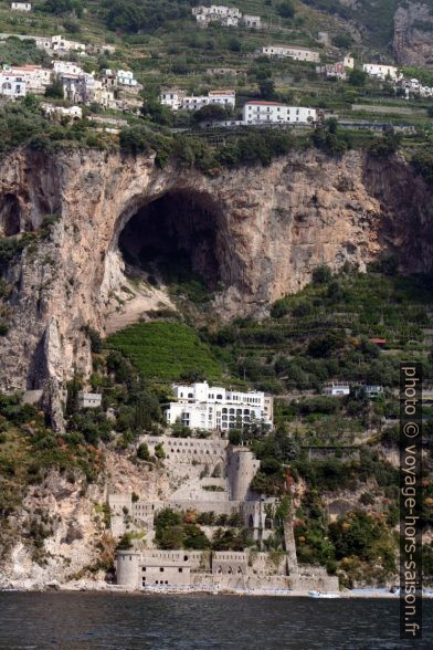Une grotte au-dessus de Marina di Conca. Photo © André M. Winter